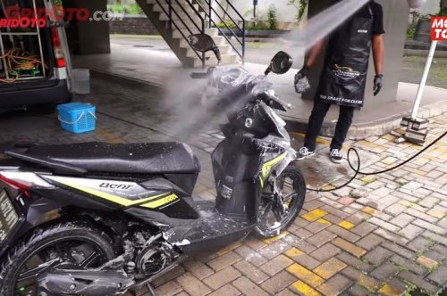 Ini Sebabnya Motor Yang Terkena Hujan Harus Langsung Disiram Pakai Air
