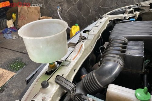 Pemicu Overheat Mesin, Ini Cara Keluarkan Angin Palsu di Radiator Mobil