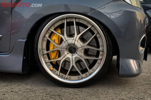 Mobil Pakai Kampas Rem Racing Buat Harian, Ini Ternyata Dampaknya