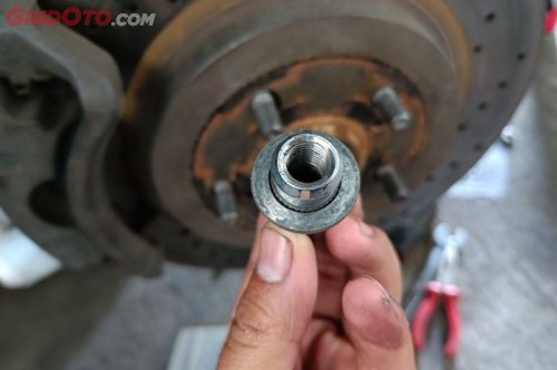 Ini Bahaya di Balik Mengencangkan Baut Roda Bekas Mobil yang Berlebihan