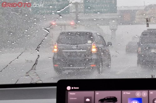 Ini Sebabnya Jangan Menyalakan Lampu Hazard Saat Hujan Deras