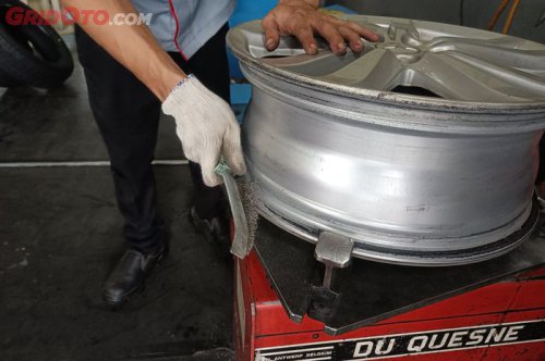 Ini Sebabnya Bibir Pelek Perlu Bersihkan Saat Ganti Ban Mobil