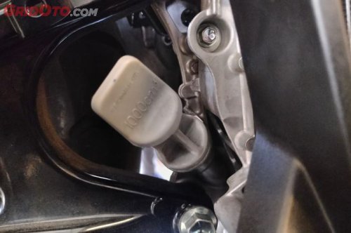 Ini Cara Mengecek Volume Oli Mesin Motor yang Benar, Hasil Lebih Akurat