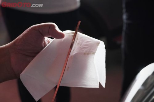 Baru Tahu, Begini Cara Membaca Dipstick Oli Mobil yang Benar!