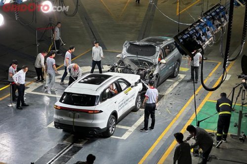 Dua Mobil Chery Ditabrakanin di Depan Ratusan Orang, Hasilnya Gini