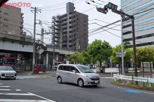 Hening Tanpa Klakson, Begini Tertibnya Antre Lampu Merah di Jepang