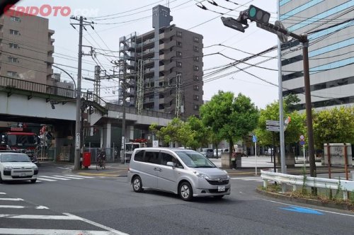 Hening Tanpa Klakson, Begini Tertibnya Antre Lampu Merah di Jepang