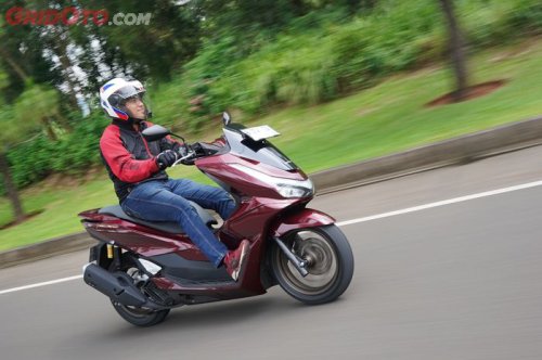 Honda PCX 160 RoadSync Sabet Gelar Rookie of The Year di OTOMOTIF Award 2025