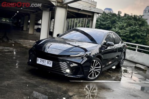Serasa Pejabat, Senyaman Ini Duduk Di Jok Belakang Toyota Camry Hybrid