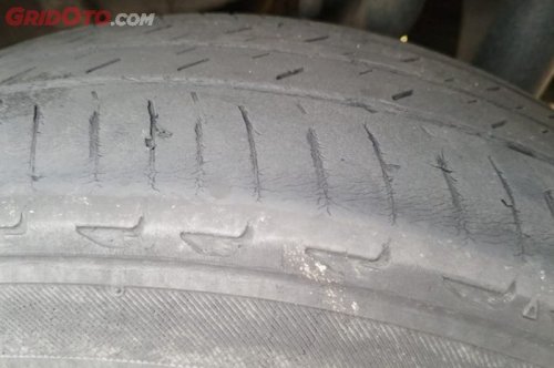 Jangan Biarkan Paku Menempel di Ban Mobil, Ternyata Ini Dampaknya