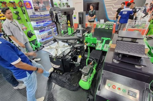 Tekiro Pamer Alat Ganti Ban Canggih Tanpa Sentuh di GIIAS 2025