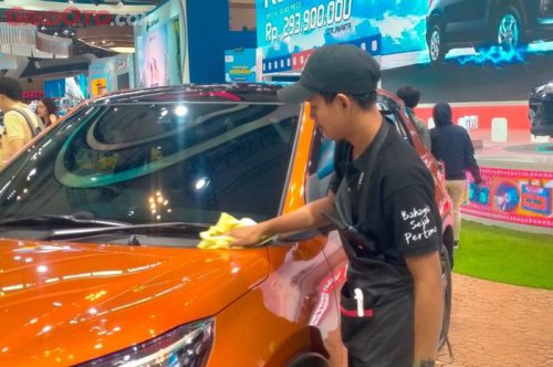 Suka dan Duka, Petugas Lap Mobil di Booth di GIIAS 2025 Dibayar Segini