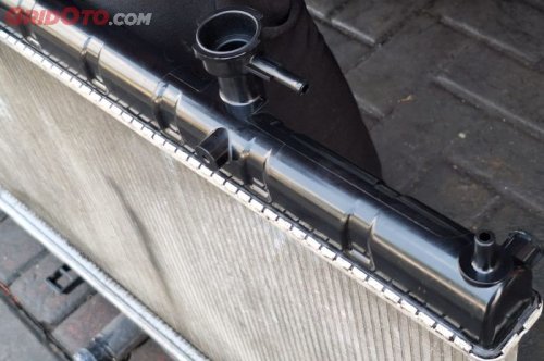Irit Banyak, Segini Biaya Ganti Upper Tank Radiator Mobil yang Bocor