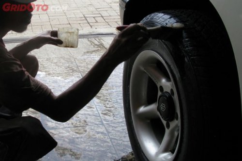 Mesti Waspada, Semir Ban Kayak Gini Bisa Bikin Ban Mobil Retak-Retak