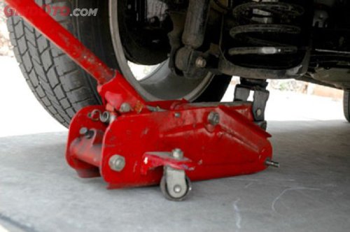 Perlu Belajar, Posisi Dongkrak Mobil Salah Ternyata Bikin Masalah