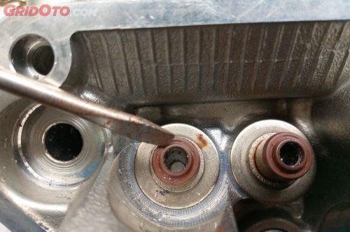 Inilah Tanda-tanda Yang Muncul Saat Sil Klep di Motor Bekas Mulai Aus