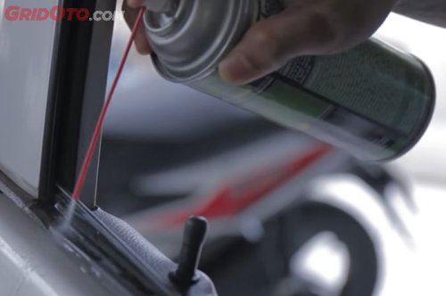 Cara Merawat Power Window Mobil Bekas Dengan Cairan Silicone Spray