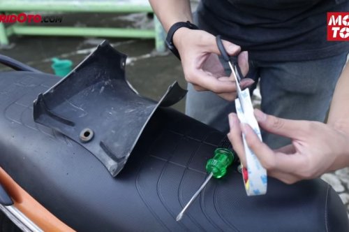 Cara Menghilangkan Getar di Bodi Motor Dengan Memakai Double Tape