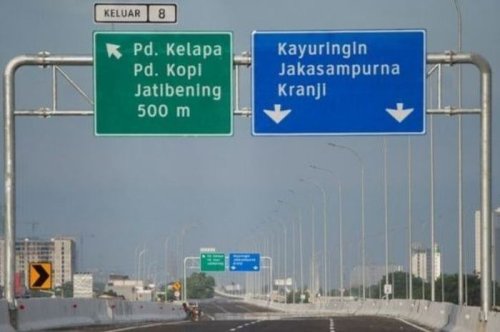 Sering Lihat Tapi Enggak Tahu, Ini Arti Papan Penunjuk Warna Hijau dan Biru