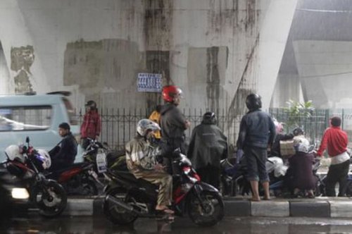 Masalah Serius, Berteduh di Bawah Flyover Bisa Bikin Pemotor Ribut Sama Istri di Rumah