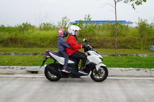 Haram Duduk di Depan, Ini Wejangan Pakar Safety Soal Cara Aman Riding Bareng Bocil