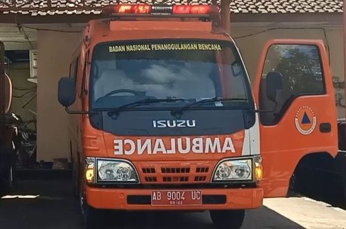 Bukan Salah Tukang Cat Atau Stiker, Ini Kenapa Tulisan Ambulans Dibuat Terbalik