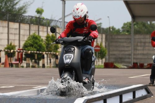 Banjir Mengepung Jakarta, Motor Listrik Masih Aman Digunakan?