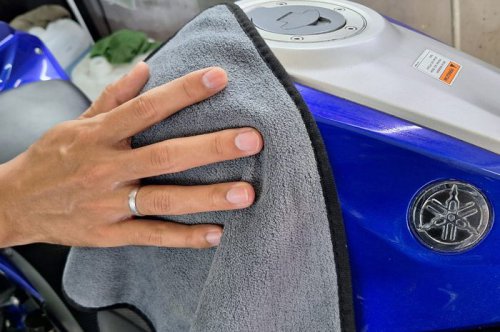 Cara Menyamarkan Baret di Body Motor Bekas Pakai Cairan Wax, Simak Langkahnya