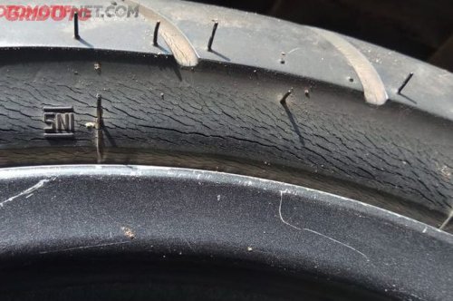 Enggak Hanya Keras, Begini Efeknya Pakai Ban Motor Sudah Kadaluarsa