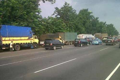 Pentesan Saja, Ini Kenapa Truk Doyan Parkir di Bahu Jalan Tol