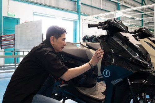 Pabrik Motor Listrik ALVA Cikarang Disidak Arsjad Rasjid, Kejepret Foto Elus-elus Model Baru Ini