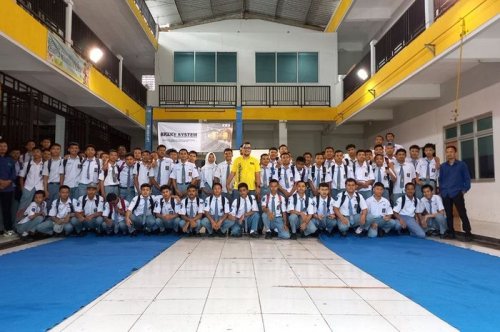 Produsen Chemical Ajarkan Teknologi Otomotif Ke Pelajar, Intip Keseruannya