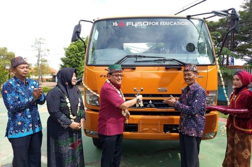 Mitsubishi, Gak Nanggung, KTB Berikan Cuma-cuma Mitsubishi Fuso Fighter ke SMK Negeri 1 Kamal Madura
