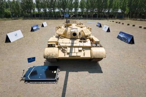 Geely, Gak Bahaya Tah, Baterai Geely EX5 Diuji Dengan Diinjak Tank Baja