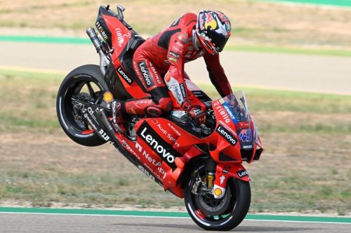 Kenapa Pembalap MotoGP Selalu Ngerem Keras Sebelum Start?
