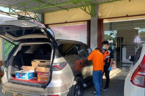Tim INAFIS Polri Periksa Toyota Fortuner di Parkiran Ruko, Fokus di Kaca Pintu Tengah Kanan