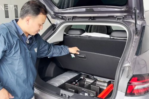 Penting Saat Ban Gembos Atau Bocor, Ini Cara Pakai Tire Repair Kits di Mobil Listrik NETA