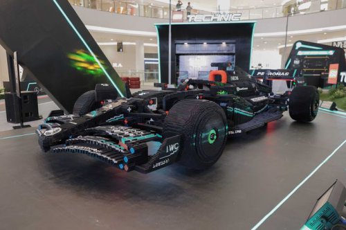 LEGO Mercedes-AMG F1 W14 PETRONAS Nongkrong di Jakarta, Dibangun Selama 2.428 Jam