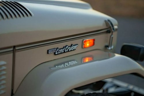 Toyota, Toyota Land Cruiser, Toyota Land Cruiser FJ40 Ini Tampil Klinyis, Jangan Kaget Waktu Buka Kap Mesinnya