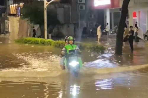 Jadi Tontonan, Ini Alasan Motor Listrik Tidak Mati Saat Terobos Banjir
