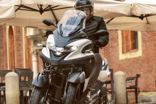 Yamaha, Punya Roda Tiga, Bisa Berdiri Sendiri, Motor Matic 300 Cc Yamaha Ini Iritnya Tembus 32 Km/Liter