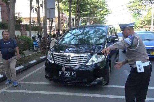 Insting Petugas Tepat, Toyota Alphard Ini Ditilang Polisi Perkara Uang Rp 40 Juta