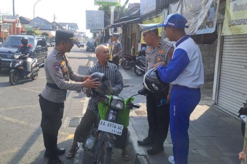 Gandeng Polres Kulon Progo Astra Motor Yogyakarta Bagikan Helm Gratis di Operasi Patuh Progo 2025
