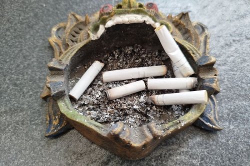 Perokok Senyum, Ternyata Puntung Rokok Bermanfaat Buat Aspal Jalan Lebih Kuat