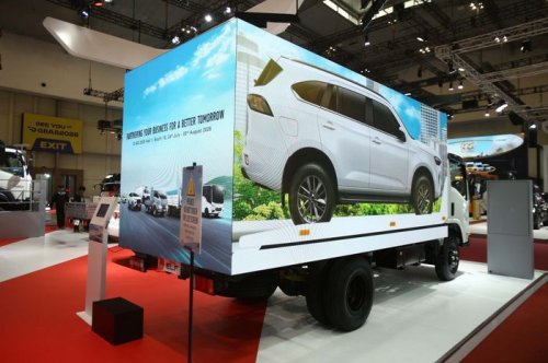 Isuzu, Isuzu Elf, Isuzu Pamer ELF NMR dengan Layar LED di GIIAS 2025, Bisa Untuk Mobil Tangki sampai Mobile Billboard