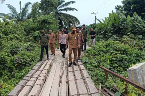Acung Jempol Untuk Bupati Ini, Rela Tukarkan Anggaran Mobil Dinas Rp 850 Juta Jadi Jembatan