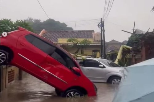 Pray For Bali, Banjir Bandang Renggut Nyawa dan Luluh Lantakan Bangunan Sampai Puluhan Mobil