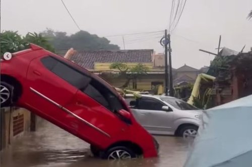 Pray For Bali, Banjir Bandang Renggut Nyawa dan Luluh Lantakan Bangunan Sampai Puluhan Mobil