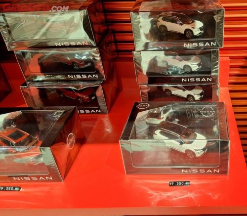 Nissan, Berburu Diecast Dealer Box Nissan di Jepang, Ada Mesin GTR Keren!