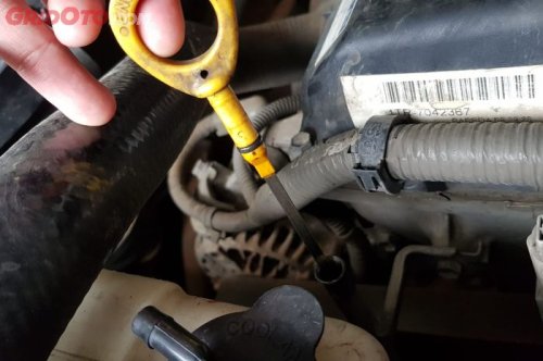 Cara Baca Dipstick Yang Benar Saat Cek Oli Mesin Mobil, Begini Langkahnya
